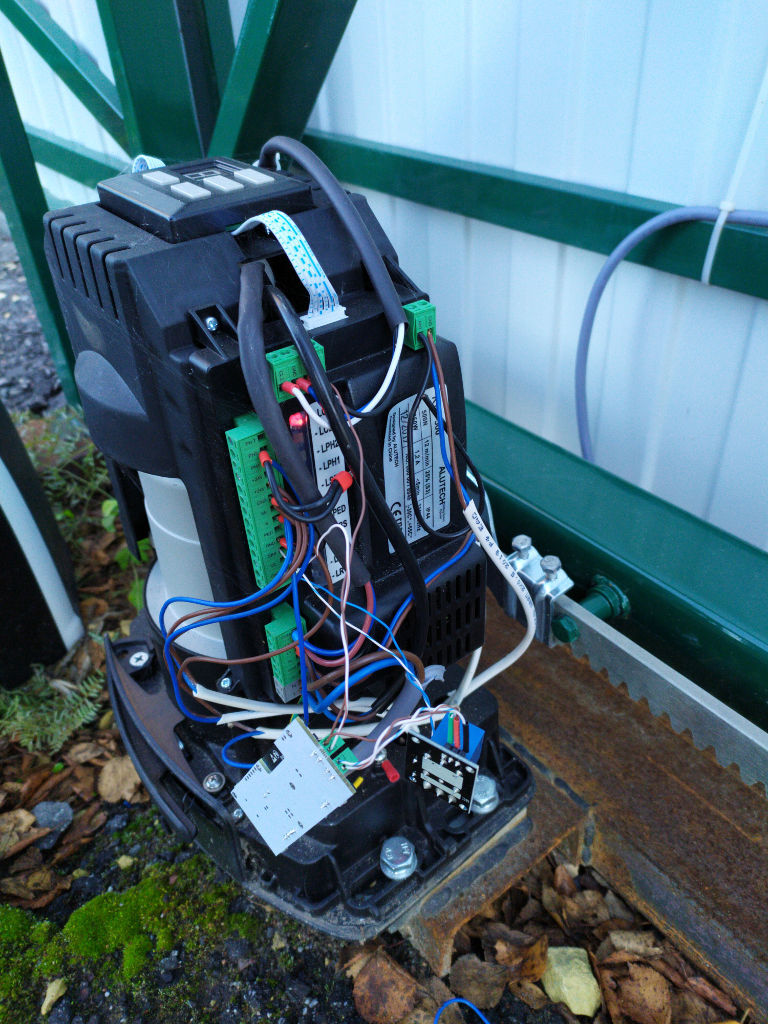 Фото привода автоматических ворот с подключенным контроллером Пропускатор