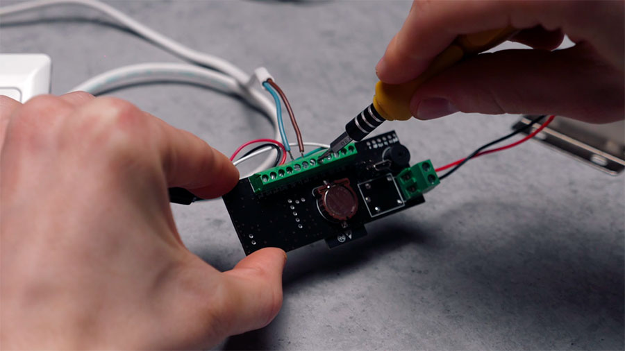 Connecting controlled devices to the controller